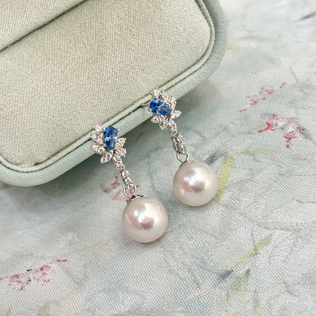 S925 Silver Freshwater Pearl Earrings: These earrings are crafted from S925 silver, featuring 9-10mm round freshwater pearls with a strong luster. The subtle growth lines add a natural beauty to the pearls. (Pearls 9-10mm) Freight: 1.Inter