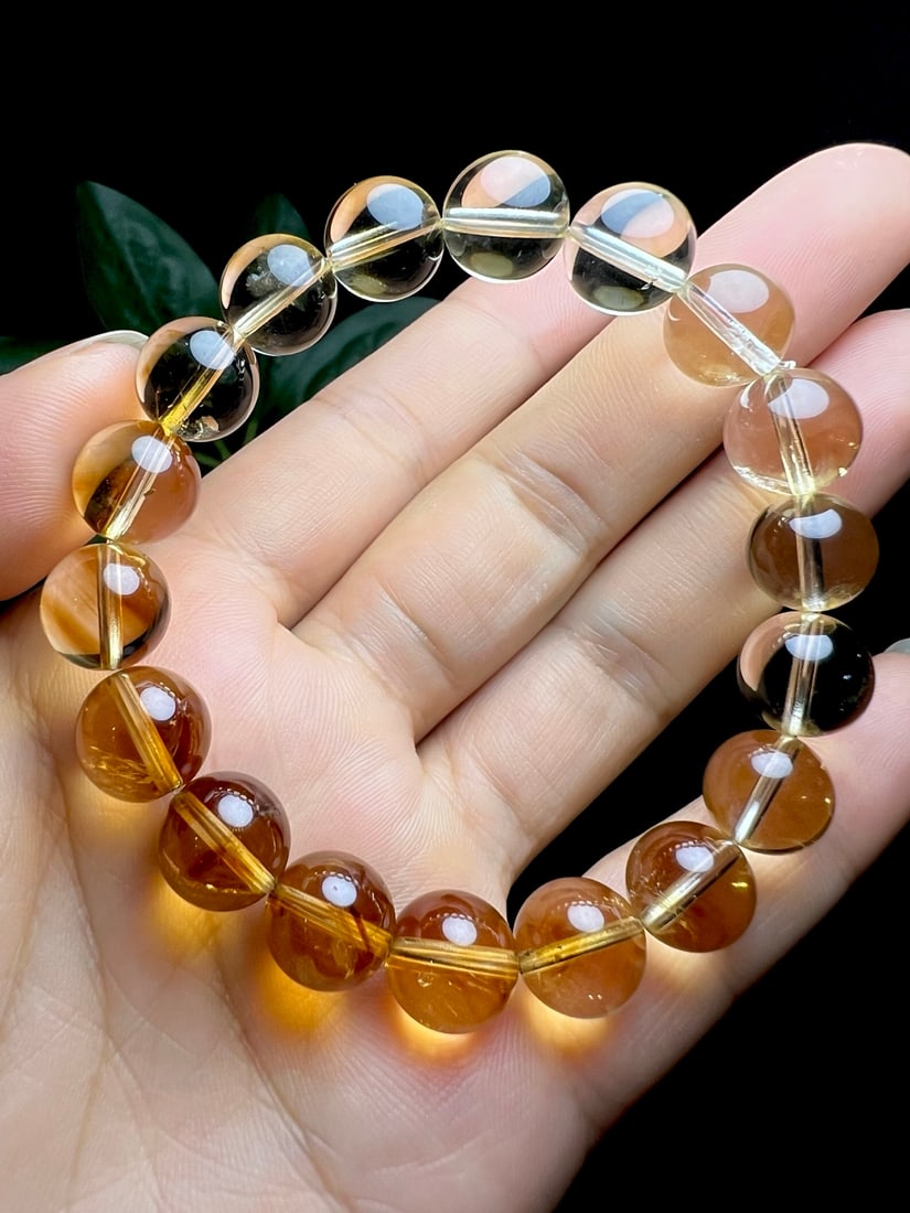 Natural Citrine Bracelet: This citrine bracelet is renowned for its crystal-clear quality, showcasing the unique charm of natural gemstones. Citrine is known as the stone of wealth, symbolizing good fortune and prosperity. Wea