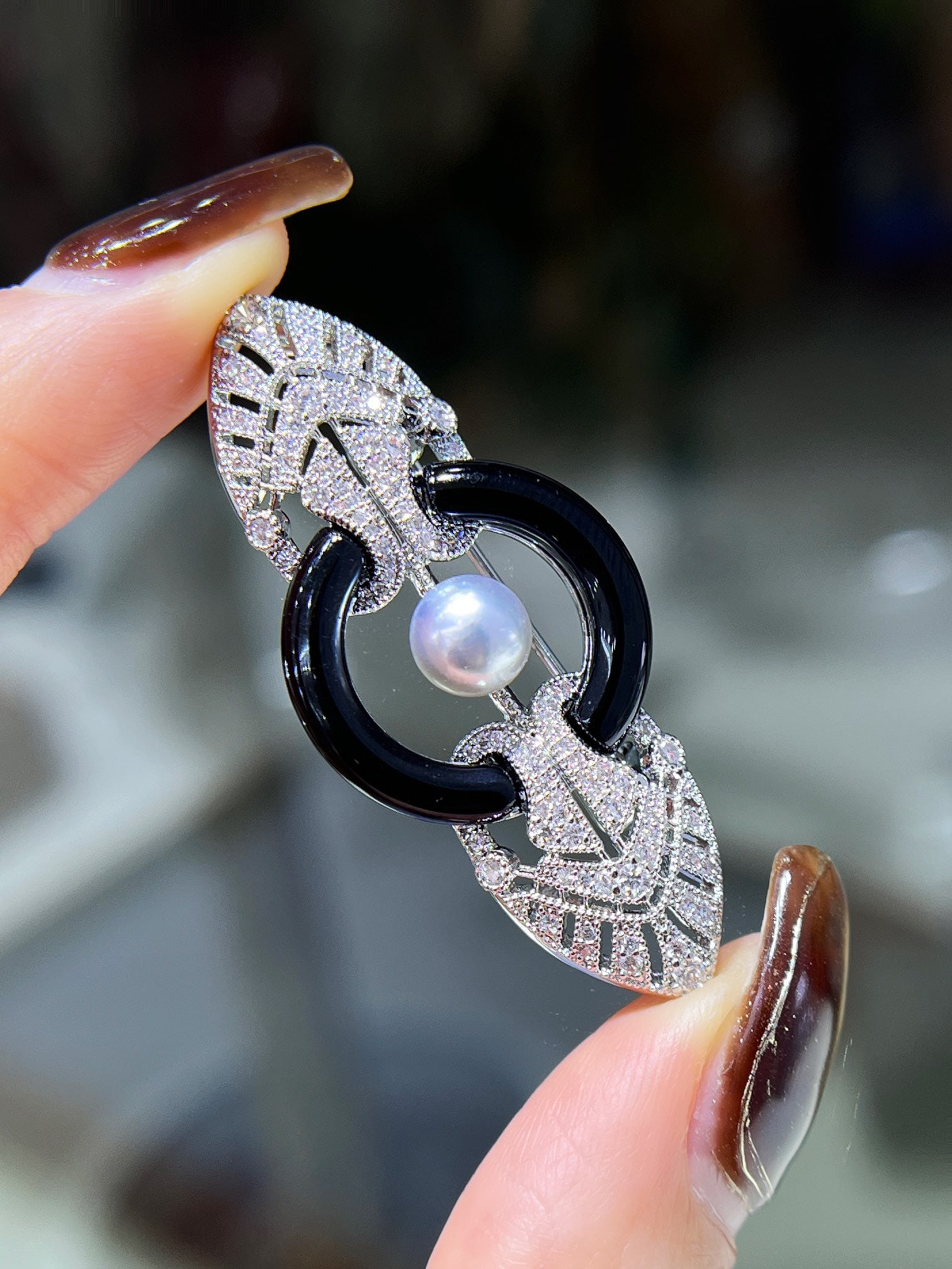 Natural Freshwater Pearl Brooch: This brooch features natural freshwater pearls, showcasing a blend of elegance and classic style. The luster of the pearls speaks of the gentle passage of time, captivating the heart. Pearl size is 6-