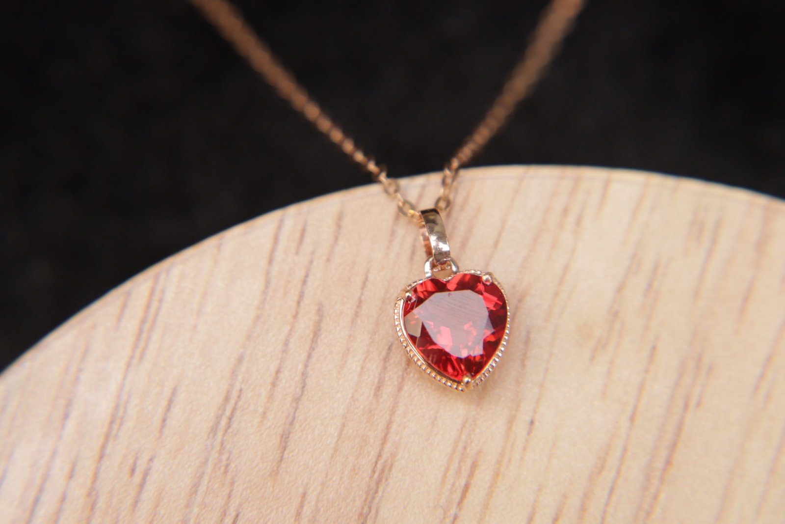 18K Gold Natural Sunstone Pendant: This pendant is meticulously crafted in 18K gold, paired with a natural sunstone that exudes unique luster and charm. The natural color of the sunstone complements the brilliance of the metal, making 