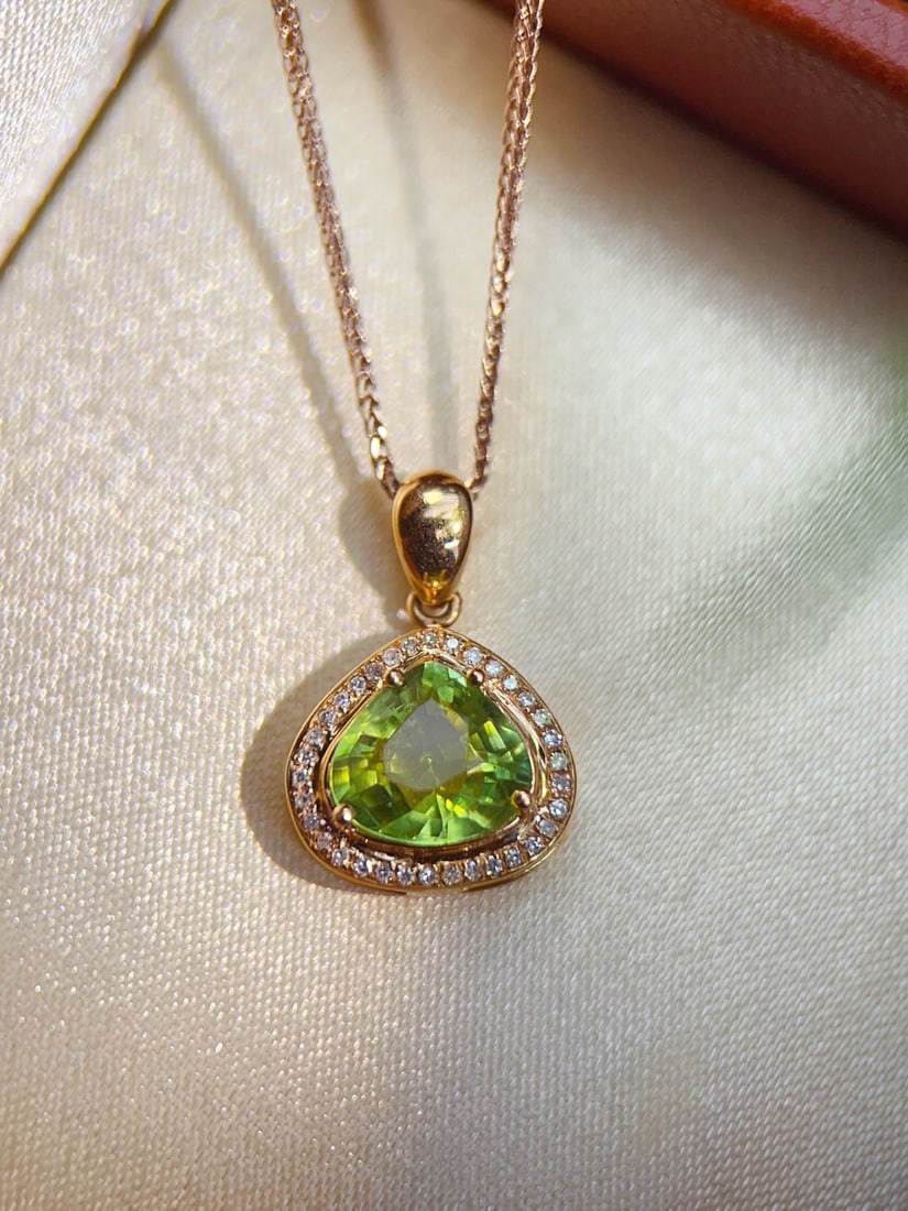 18K Gold Natural Tourmaline Pendant: This pendant is meticulously crafted in 18K gold, set with a natural tourmaline that boasts beautiful color and dazzling brilliance. The exquisite craftsmanship and unique design exude a noble and ele