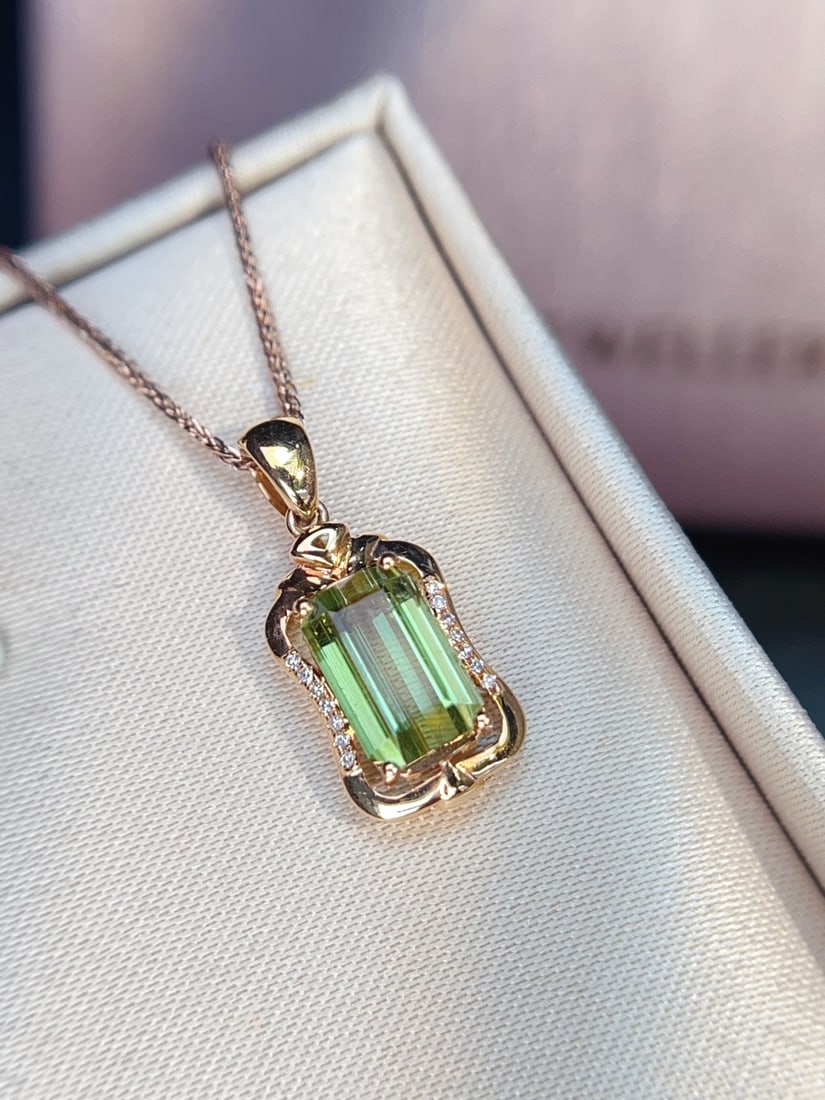 18K Gold Natural Tourmaline Pendant: This 18K gold pendant features a natural tourmaline, exuding an aura of elegance and luxury. Its captivating color and exquisite craftsmanship make it a desirable piece for connoisseurs of high-qualit
