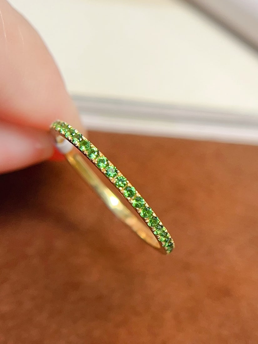 18K Gold Tsavorite Ring: This 18K gold tsavorite ring features a refined design with a perfectly round band, exuding elegance. Whether worn alone or stacked, it showcases a unique charm. (Main stone approx. 0.3 carats, weight
