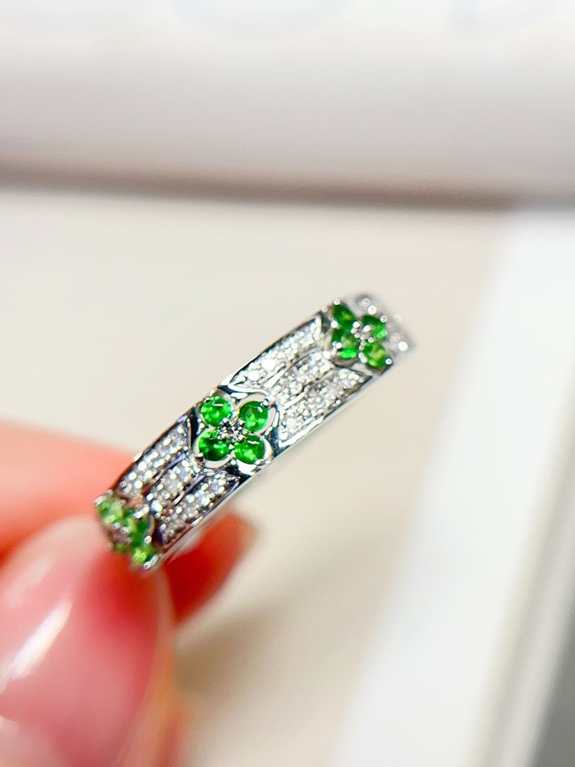 18K Gold Tsavorite Ring: This 18K gold ring features a fresh clover design, simple yet elegant. The main stone is approximately 0.15 carats, complemented by 50 diamonds, showcasing a refined and elegant design. (Main stone ap