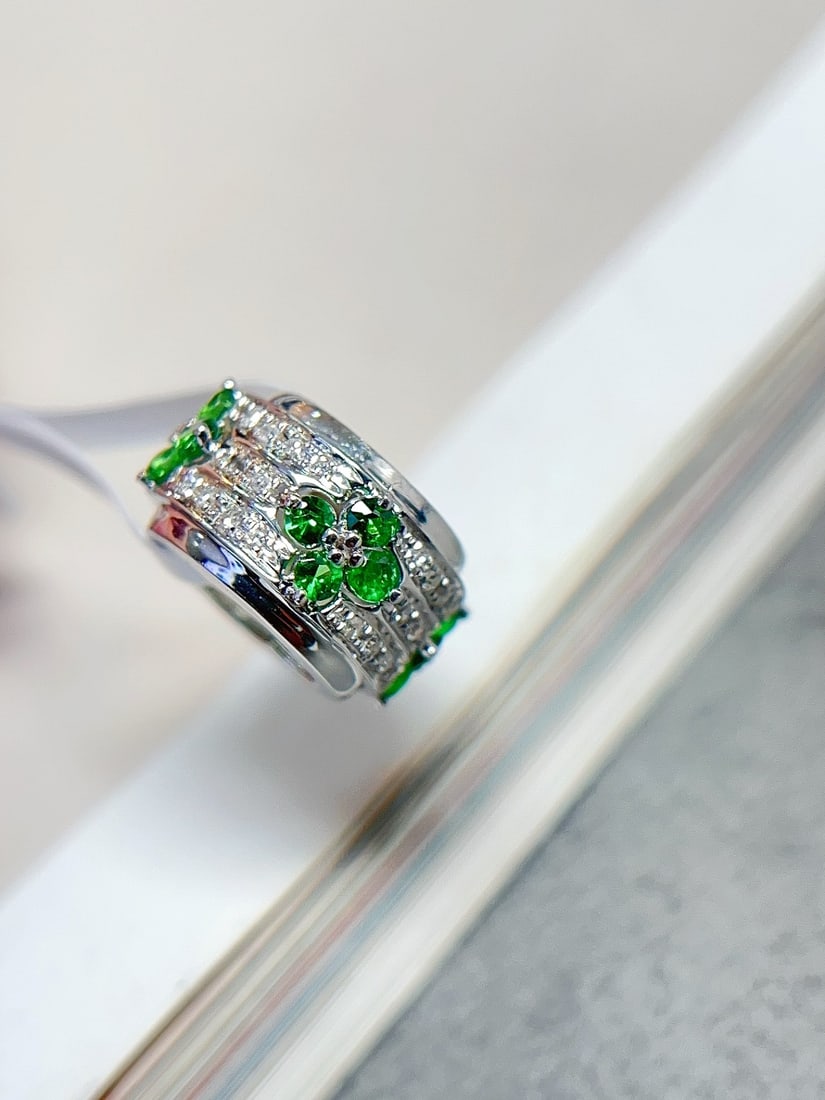 18K Gold Tsavorite Pendant: This 18K gold pendant is inspired by the fresh design of a four-leaf clover, perfectly combining elegance and fashion. The versatile design makes it a perfect jewelry choice. The main stone and 40 dia