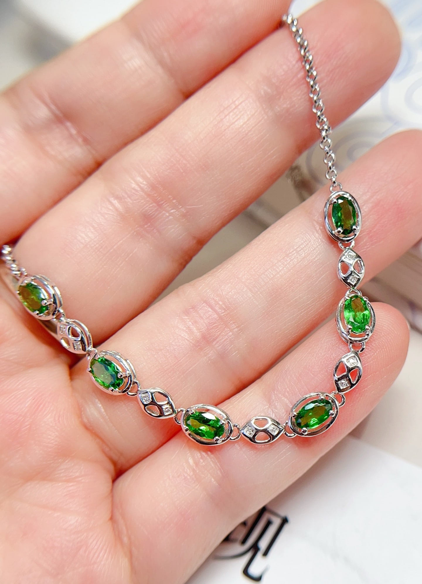 18K Gold Tsavorite Bracelet: Exquisitely crafted from 18K gold, this bracelet showcases the unique allure of tsavorite. It features an elegant design with a main stone of approximately 2 carats and 10 diamonds, with a total weigh