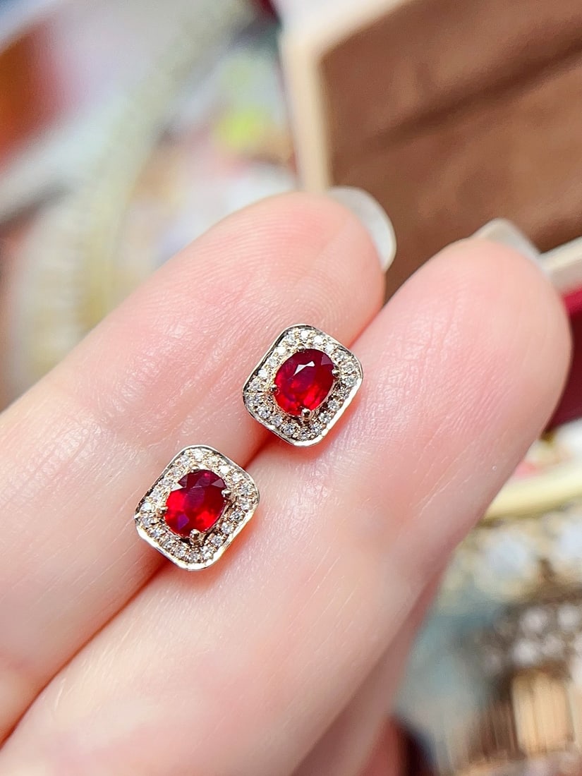 18K Gold Natural Ruby Earrings: These earrings are meticulously crafted in 18K gold, featuring a richly colored ruby that exudes a classic and grand design style. The pigeon blood red hue of the ruby complements the dazzling brillia