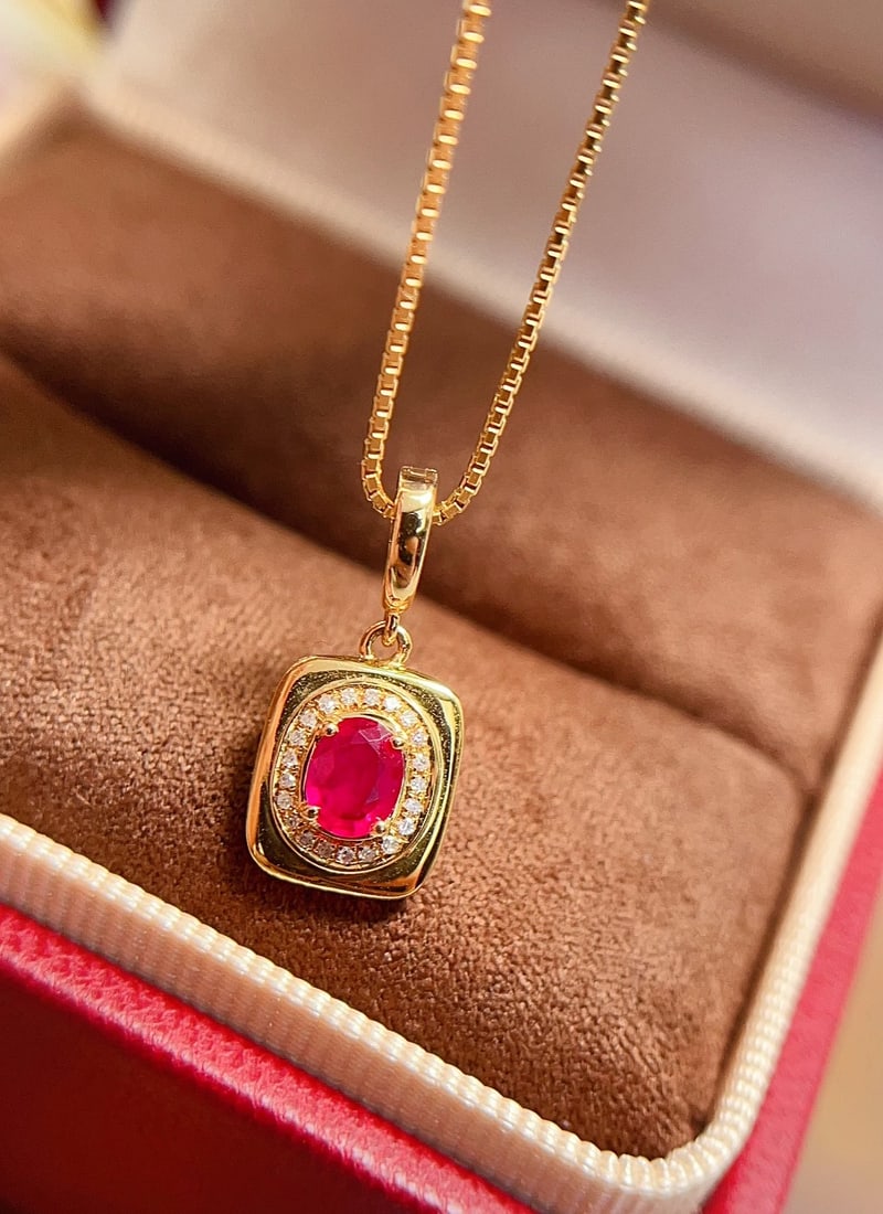 18K Gold Pigeon's Blood Red Ruby Pendant: This pendant is meticulously crafted in 18K gold, featuring a vividly colored pigeon's blood red ruby, exuding unparalleled elegance. The ruby is clean and flawless, complemented by 21 sparkling diamo