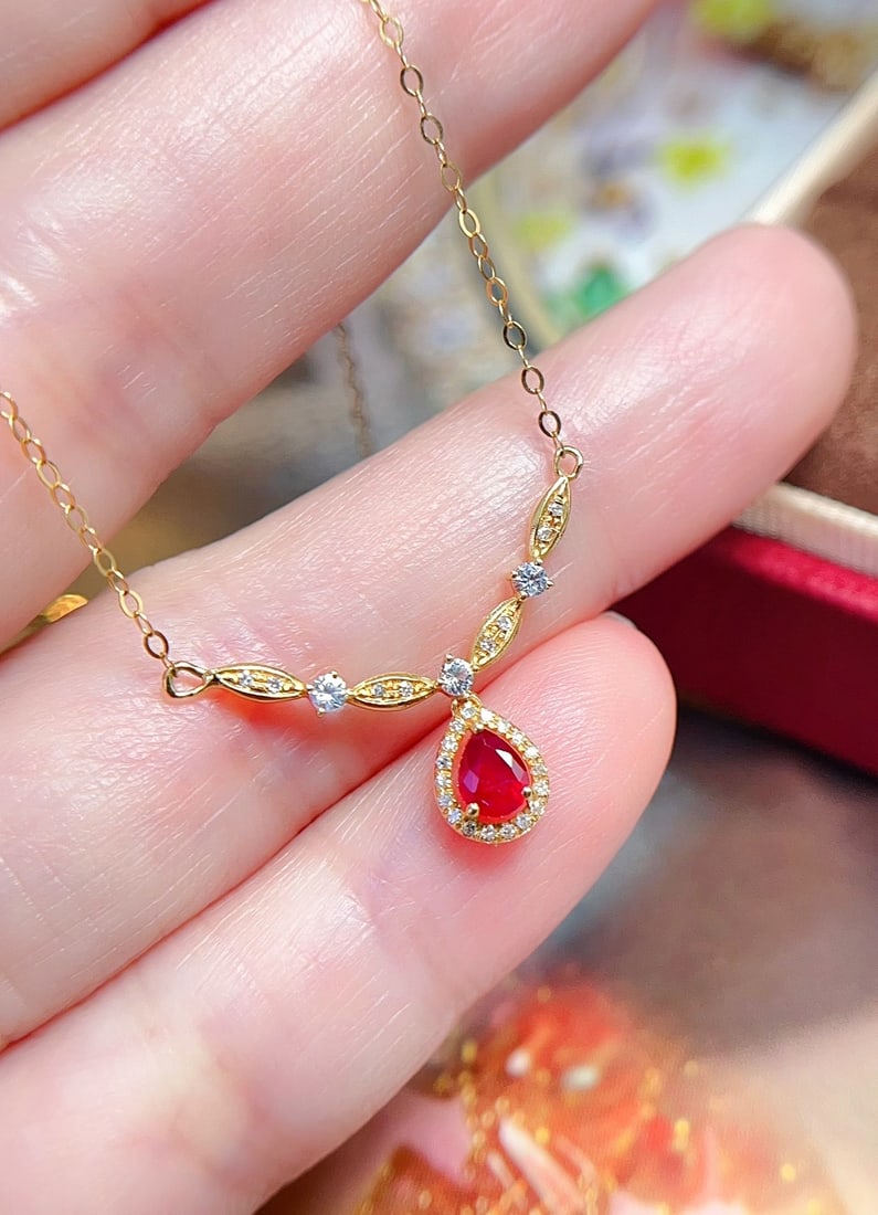 18K Gold Natural Pigeon Blood Red Ruby Necklace: This 18K gold ruby necklace stands out with its simple yet elegant design. The ruby exhibits a captivating pigeon blood red color, clean and without cracks, highlighting its precious quality. Compleme
