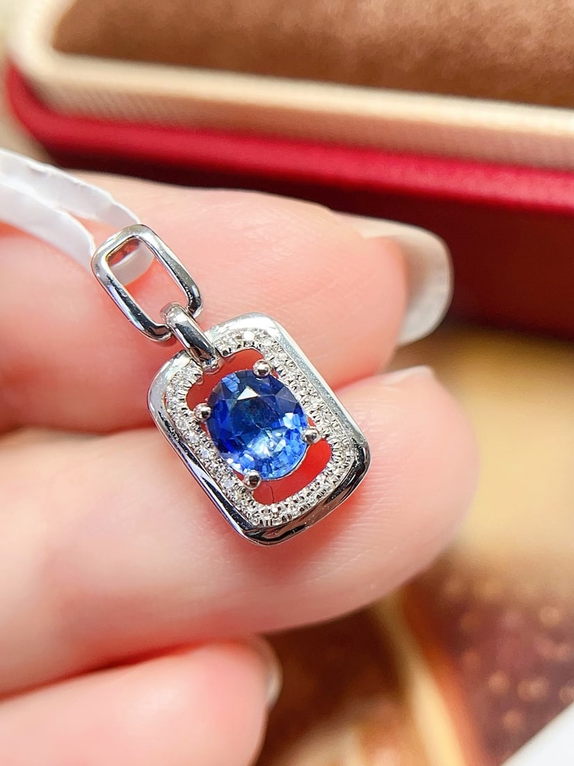 18K Gold Sapphire Pendant: This pendant is meticulously crafted in 18K gold, featuring an elegant sapphire that exudes a simple yet noble aura. The sapphire's hue is as enchanting as a cornflower, complemented by 25 sparkling d