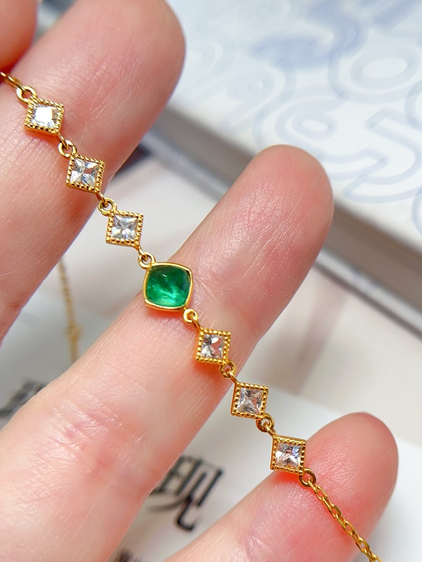 18K Gold Emerald Bracelet: This bracelet is crafted in 18K gold, featuring an emerald that exudes a simple yet exquisite style. The emerald's color is as rich as a sugarloaf, clean and crack-free, with a charming fluorescence. 