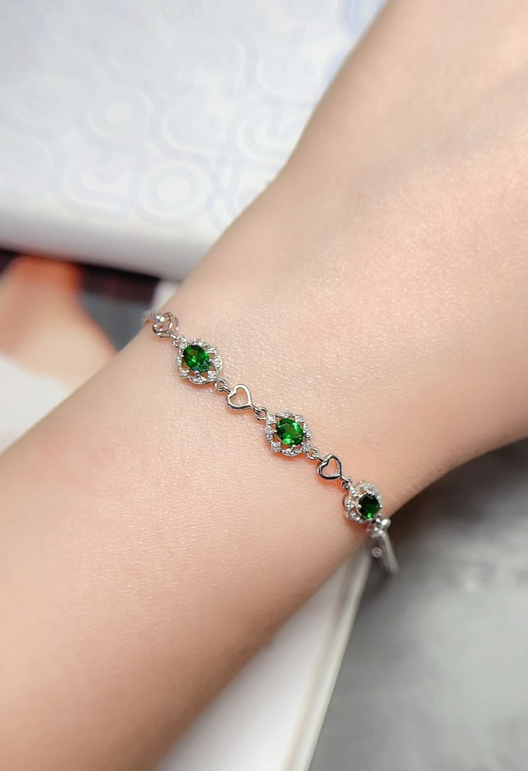 18K Gold Tsavorite Bracelet: Exquisitely crafted from 18K gold, this bracelet showcases the unique allure of tsavorite. Its charming design makes it suitable for any occasion. It features a center stone of approximately 0.7 carat