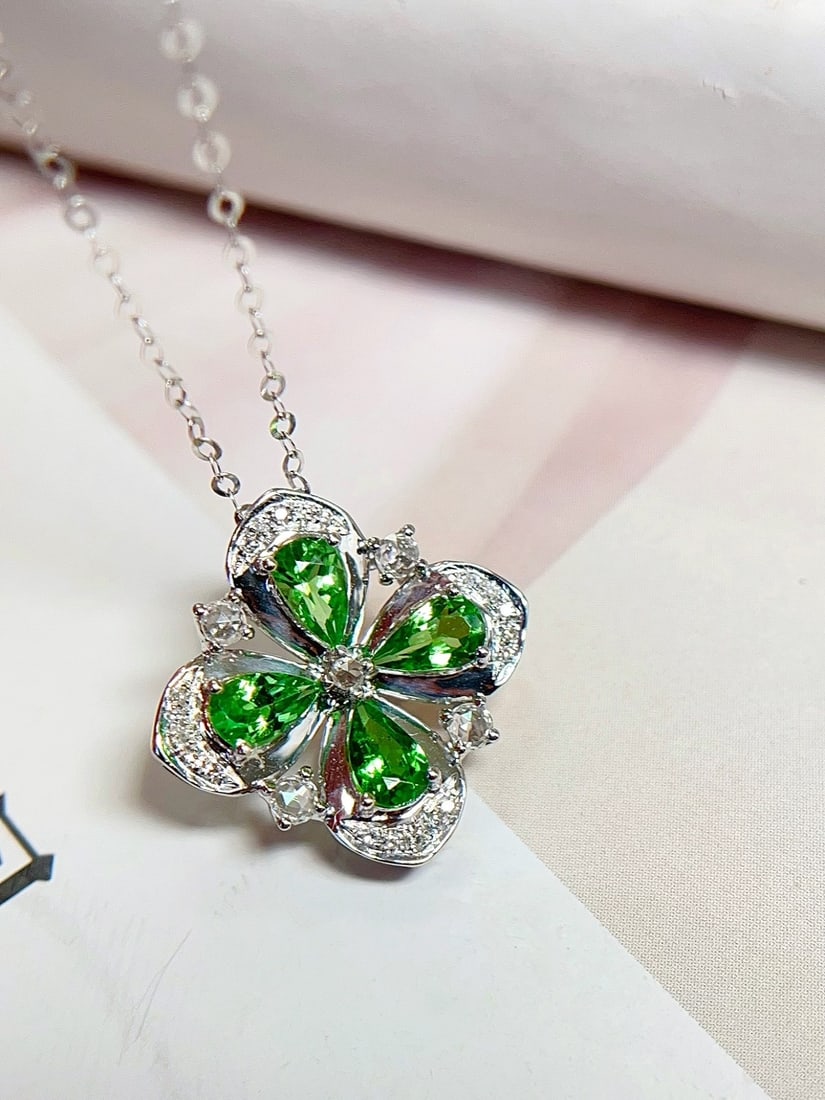 18K Gold Natural Sapphire Collarbone Pendant: This 18K gold collarbone Pendant features a refreshing clover design, showcasing the unique charm of high-end fashion. The main stone is approximately 0.8 carats of sapphire, complemented by 20 diamon
