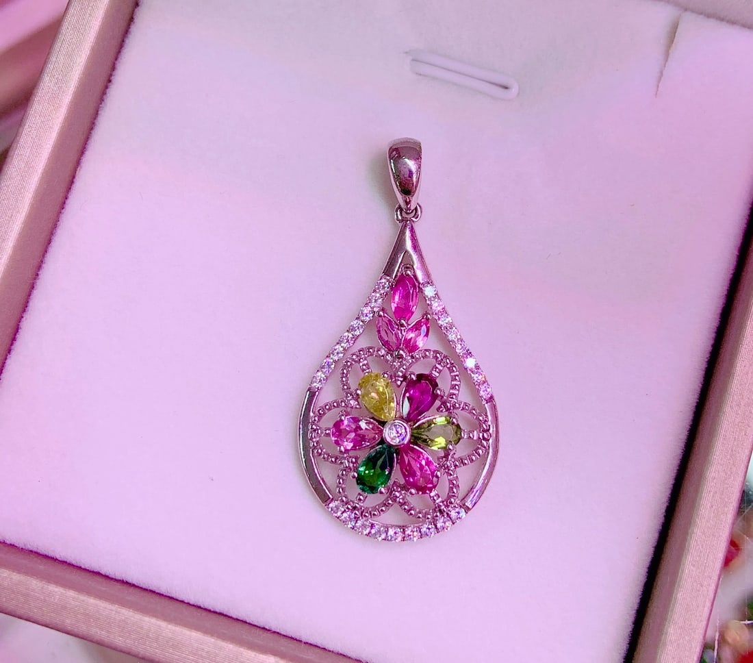 925 Silver Natural Tourmaline Pendant: This pendant is meticulously set in 925 silver, showcasing the unique charm of natural tourmaline. Simple yet elegant, suitable for various occasions.The net weight of the pendant (unmounted) is 11.9 