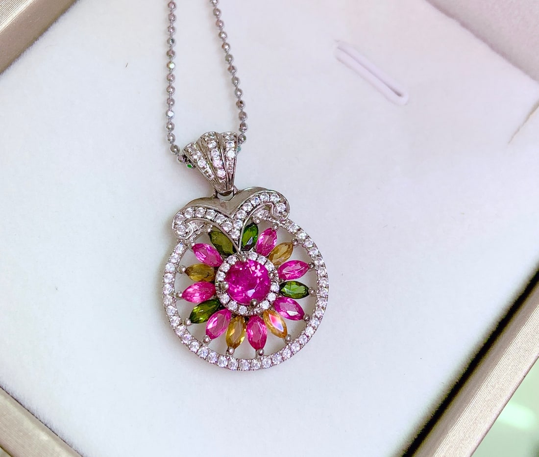 925 Silver Natural Tourmaline Starfish Pendant: This pendant is meticulously crafted in 925 silver, set with natural tourmaline, showcasing a unique starfish design. Inspired by the ocean, it imparts elegance and a natural aura to the wearer. Suita