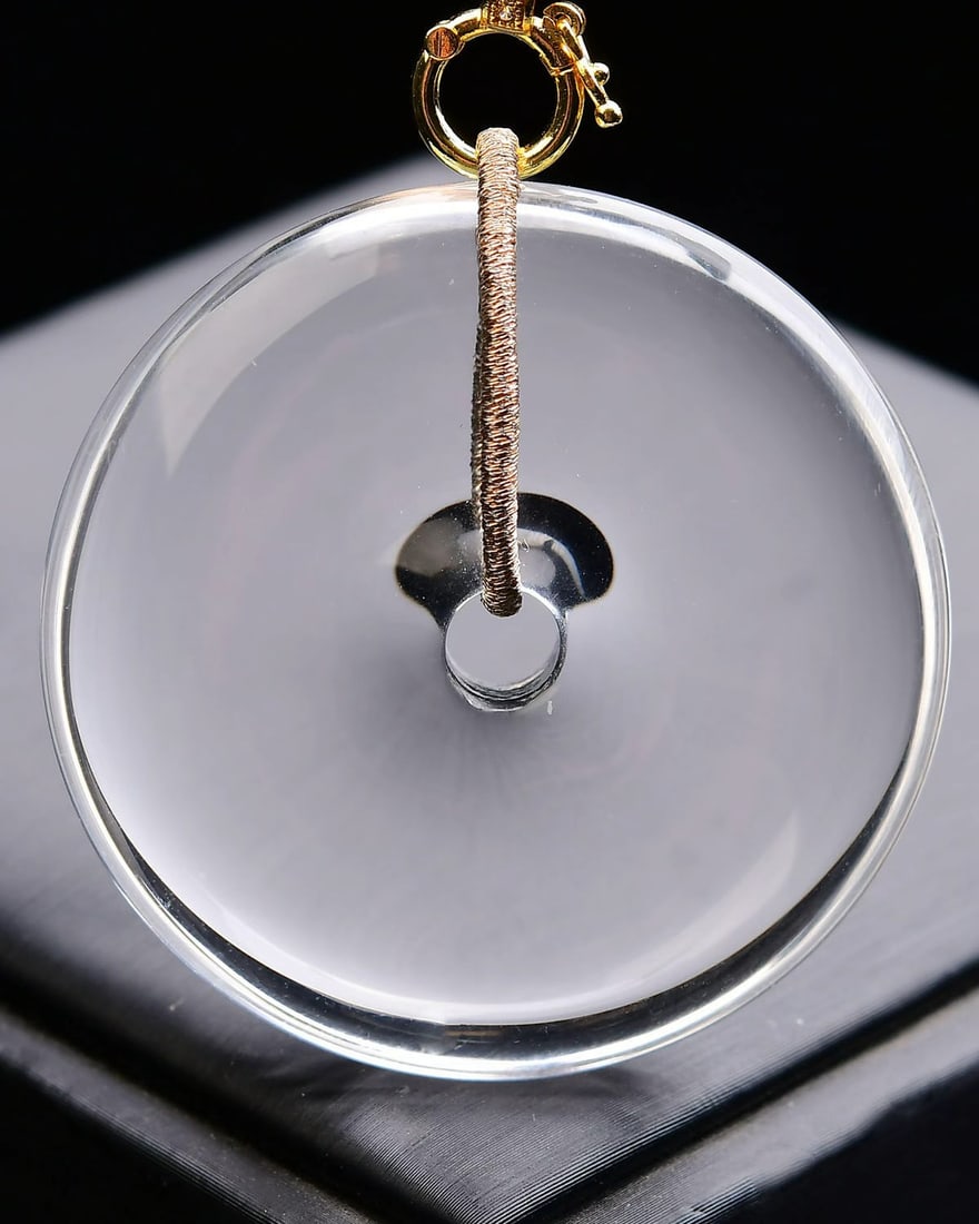 Natural White Crystal Pendant: This natural white crystal pendant features exquisite double-sided carving, showcasing lifelike artistry. The wearer can feel its unique charm and elegant aura. (48*48*10mm, weight 72.9g) Freight: 1.I