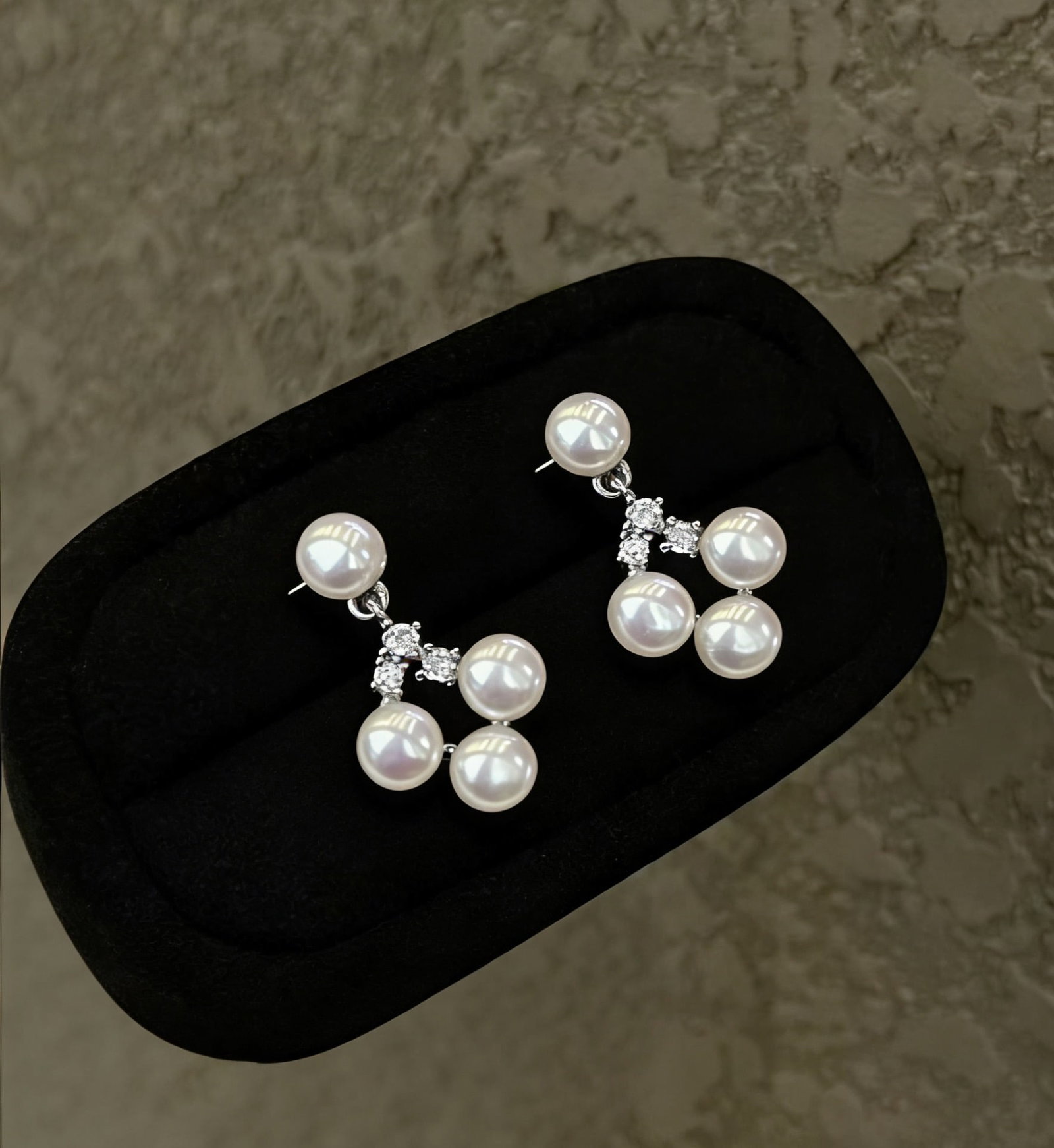 Natural Freshwater Pearl Earrings: These earrings feature natural high-quality freshwater pearls, exuding an elegant charm. The luster and delicate texture of the pearls complement each other, suitable for various occasions. Freight: 1