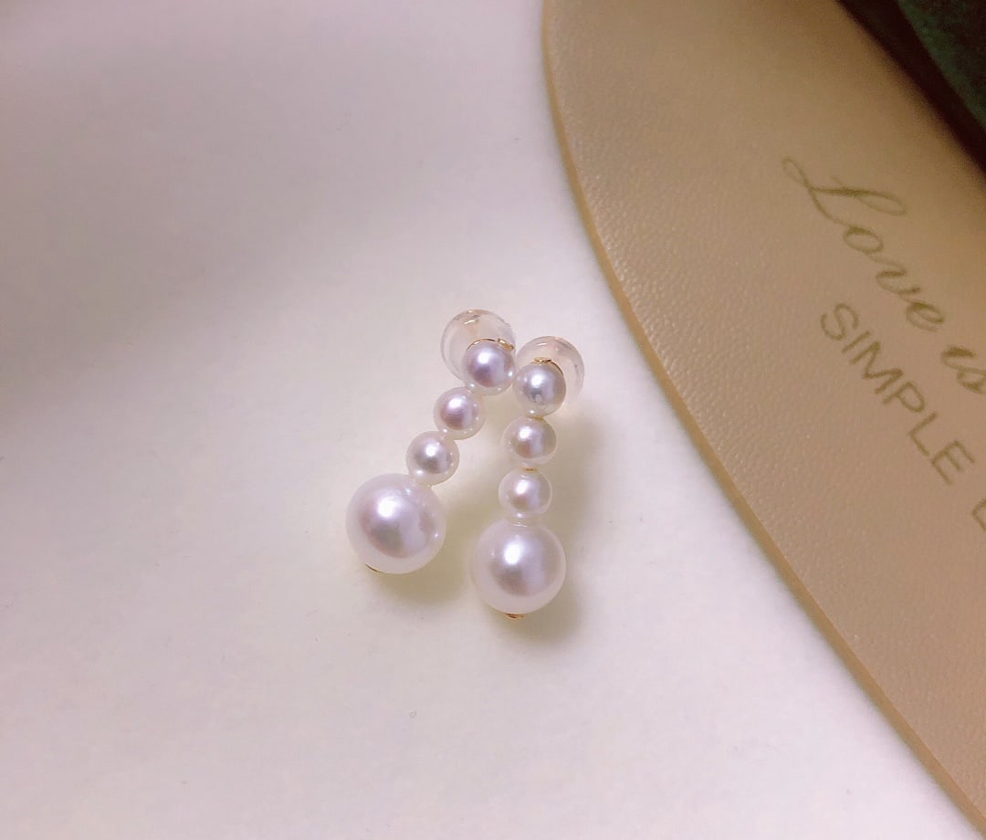 S925 Silver Natural Freshwater Pearl Earrings: These earrings feature natural freshwater pearls, with diameters ranging from 4 to 8mm, showcasing the natural luster of the pearls. Designed with S925 silver ear pins, they are simple yet elegant, su