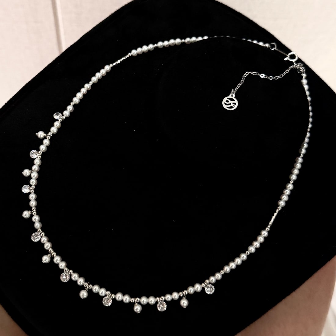 Natural Freshwater Pearl Necklace: This necklace features natural freshwater pearls, with a diameter of 3-4mm, showcasing a near-round shape with slight blemishes. The multi-element design evokes the charm of the starry sea, perfect fo