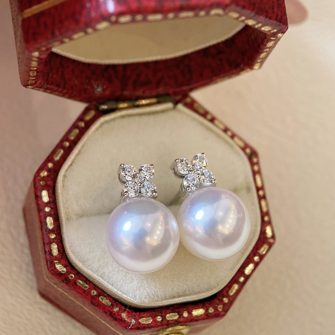 18K Gold Perfect Round Flawless Akoya Pearl Earrings: These earrings are crafted from 18K gold and feature perfectly round flawless Akoya pearls, exhibiting an aurora-like brilliance. The pearls have a charming rainbow sheen, perfectly embodying nobility