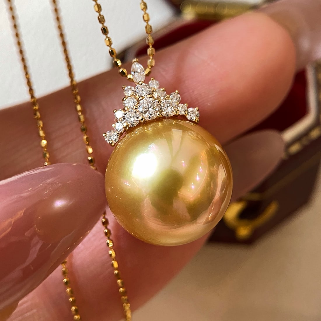18K Gold Snow Queen Pearl Pendant: This pendant is meticulously crafted in 18K gold, featuring a large Snow Queen pearl that embodies elegance and luxury. The pearl exhibits a rich tea gold color, 99% round, with only a tiny pinhole at