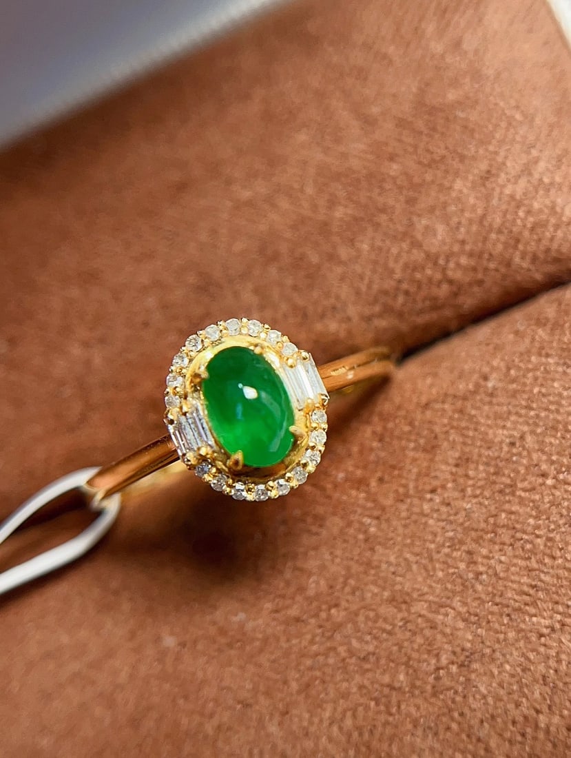 18K Gold Emerald Ring: This 18K gold emerald ring showcases a classic vintage elegance. The vivid green color of the emerald complements its excellent transparency, creating a captivating allure. The diamonds set on the rin