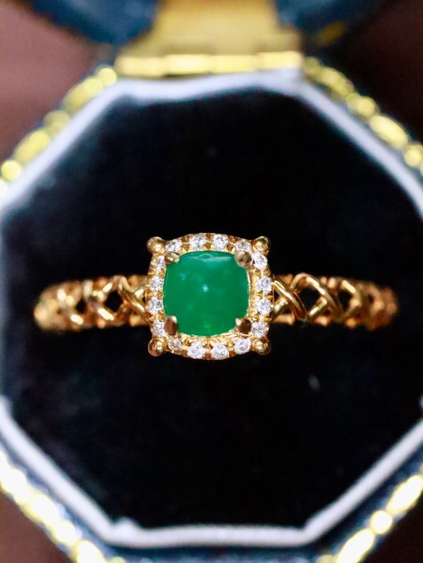 18K Gold Emerald Ring: This 18K gold emerald ring showcases elegant charm with its minimalist style. The precisely cut gemstones sparkle brilliantly, captivating the eye. The ring's design is simple yet luxurious, suitable 