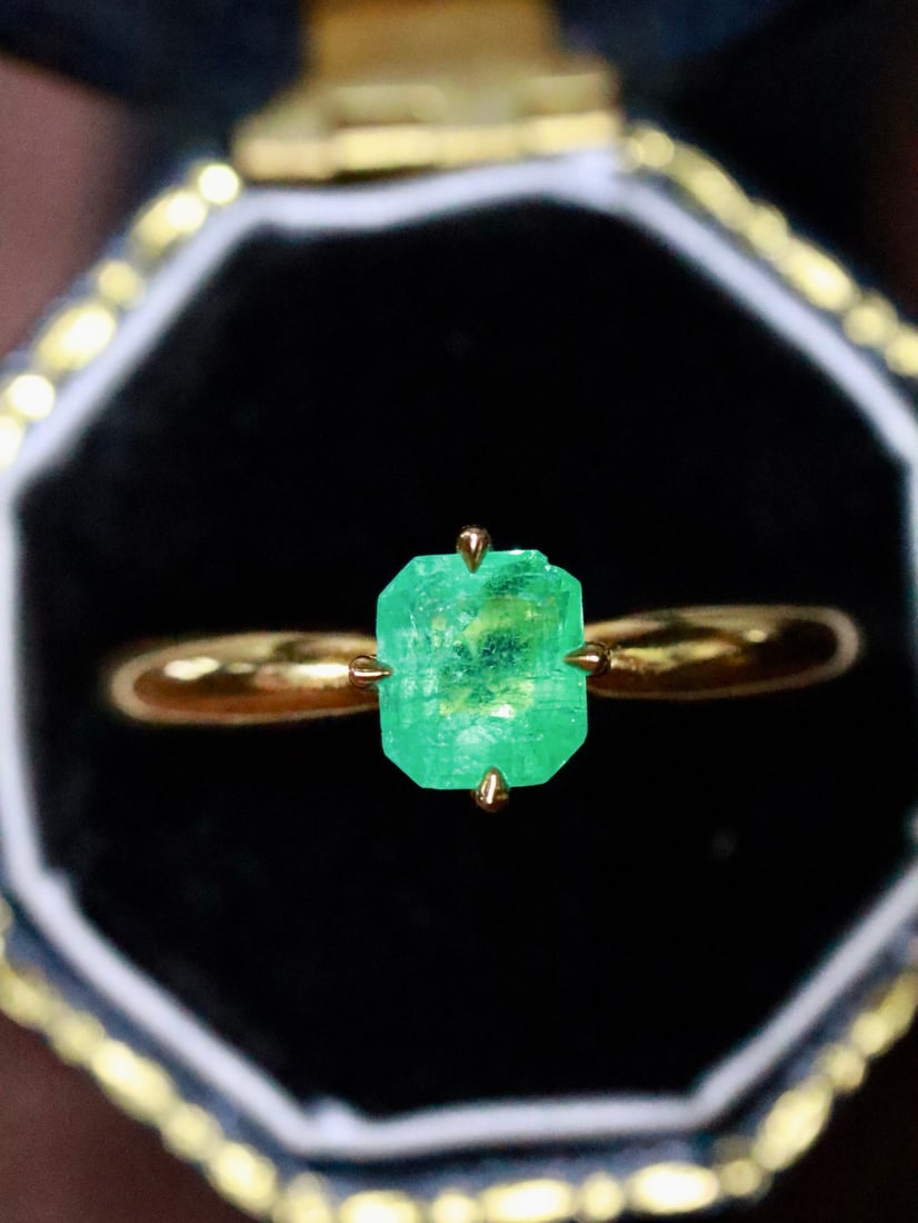 18K Gold Emerald Ring (1 of 4)