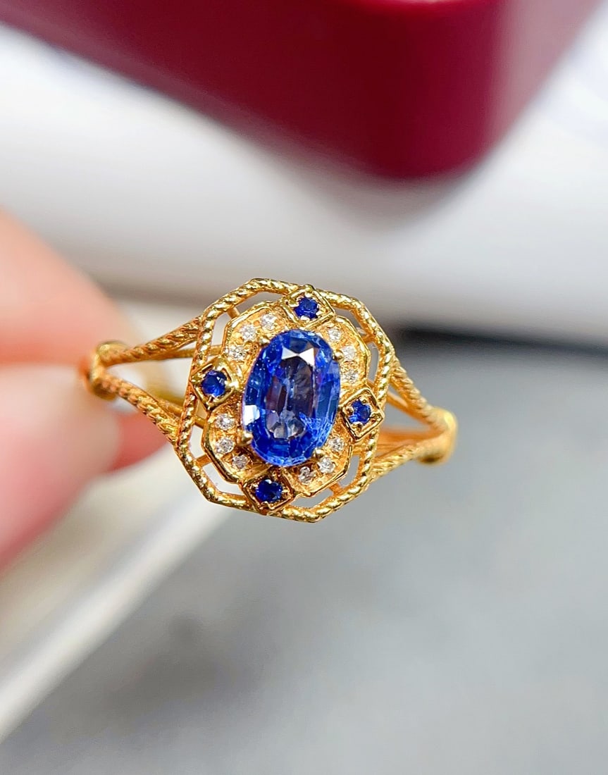18K Gold Sapphire Ring: This ring features an 18K gold base set with an elegant sapphire, showcasing a classic vintage style. The sapphire's hue is as enchanting as a cornflower, complemented by 12 sparkling diamonds, creati