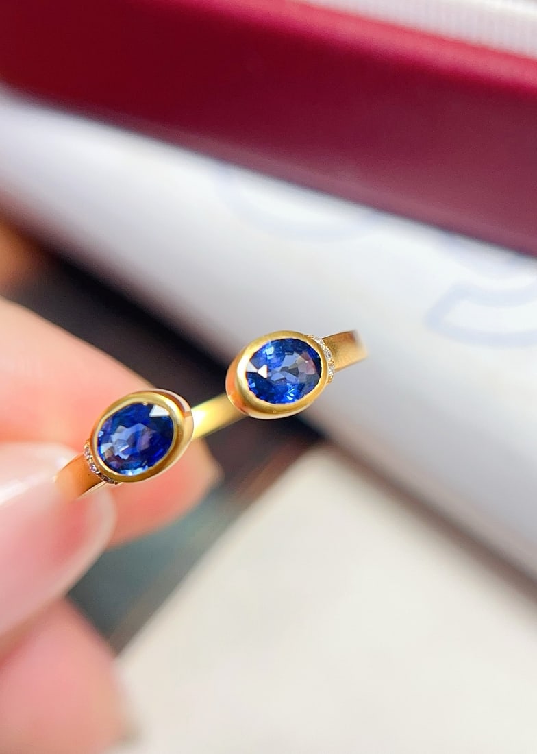 18K Gold Royal Blue Sapphire Ring: This ring is crafted from 18K gold, featuring a royal blue sapphire that exudes a noble and elegant aura. Its minimalist design makes it a versatile classic choice. The glassy texture of the sapphire 