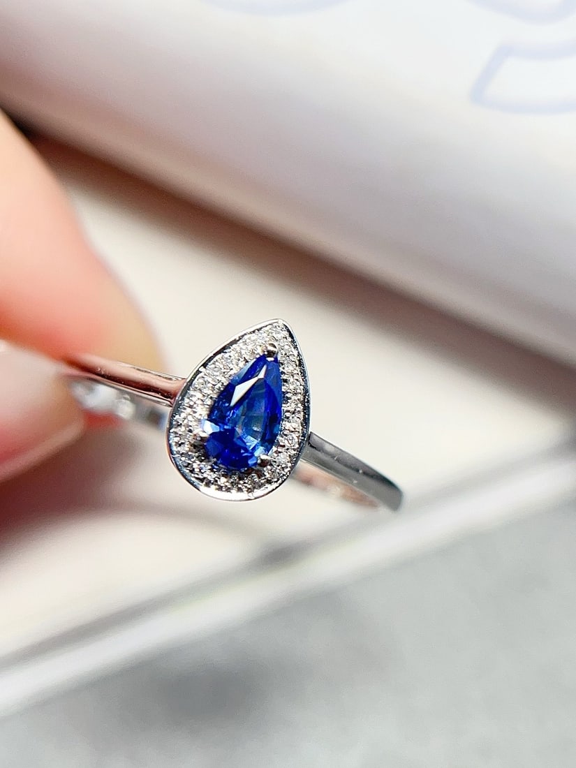 18K Gold Sapphire Ring (1 of 5)