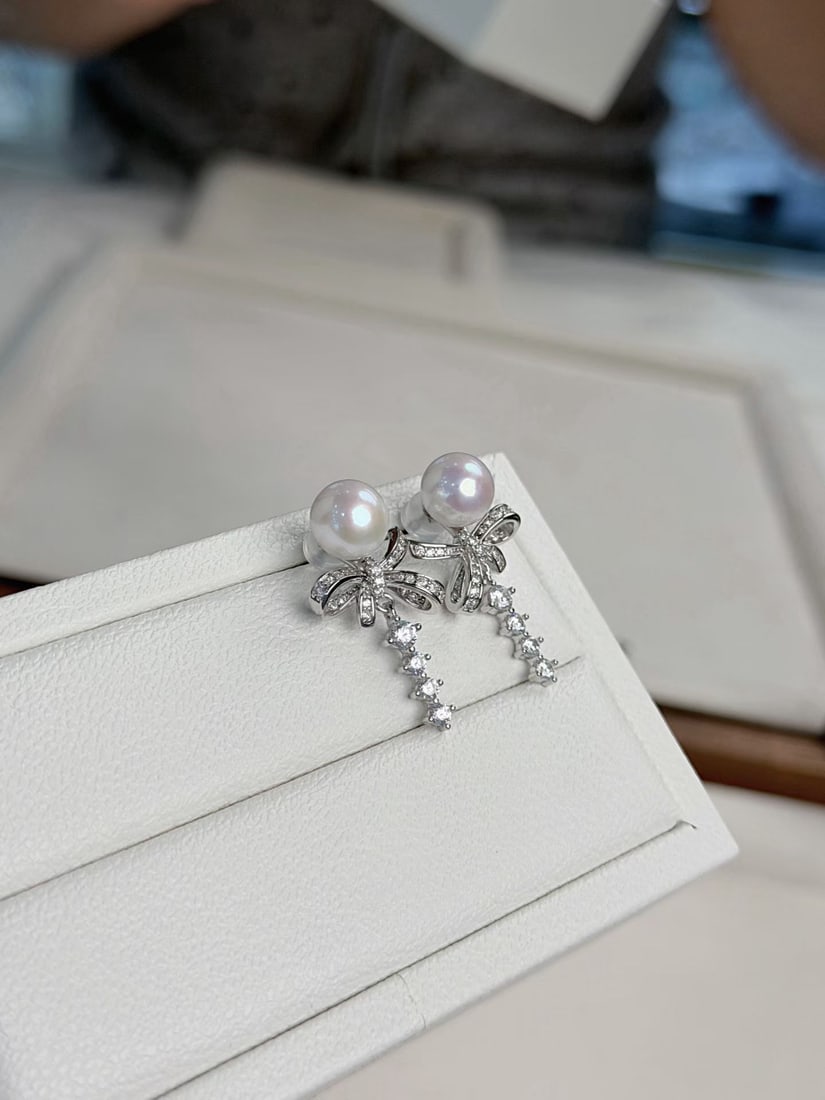 Freshwater Pearl Earrings: These earrings feature 8-9mm freshwater pearls, showcasing a perfectly round shape and strong luster, nearly flawless. Crafted with heavy silver, they exhibit the texture of K gold with exquisite deta