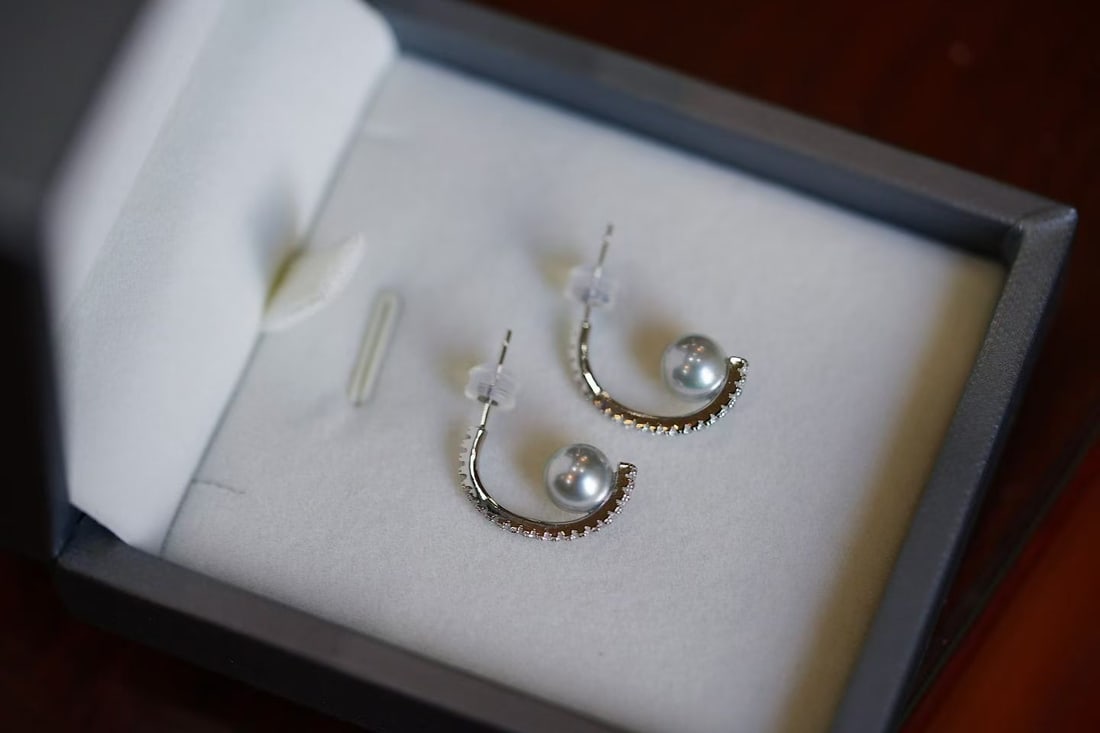 S925 Silver Akoya Pearl Earrings: These earrings feature 7-7.5mm Japanese Akoya pearls, perfectly round with high luster and minor blemishes that enhance their natural beauty. The metal part is made of S925 silver, making them suitabl