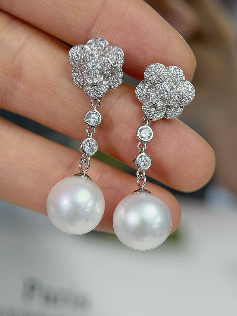 925 Silver Slightly Flawed Edison Pearl Earrings: These earrings are crafted from 925 silver, showcasing the gentle and grand nature of the pearls. The pearls have a stunning luster and are highly noticeable when worn, suitable for any occasion. (Pea