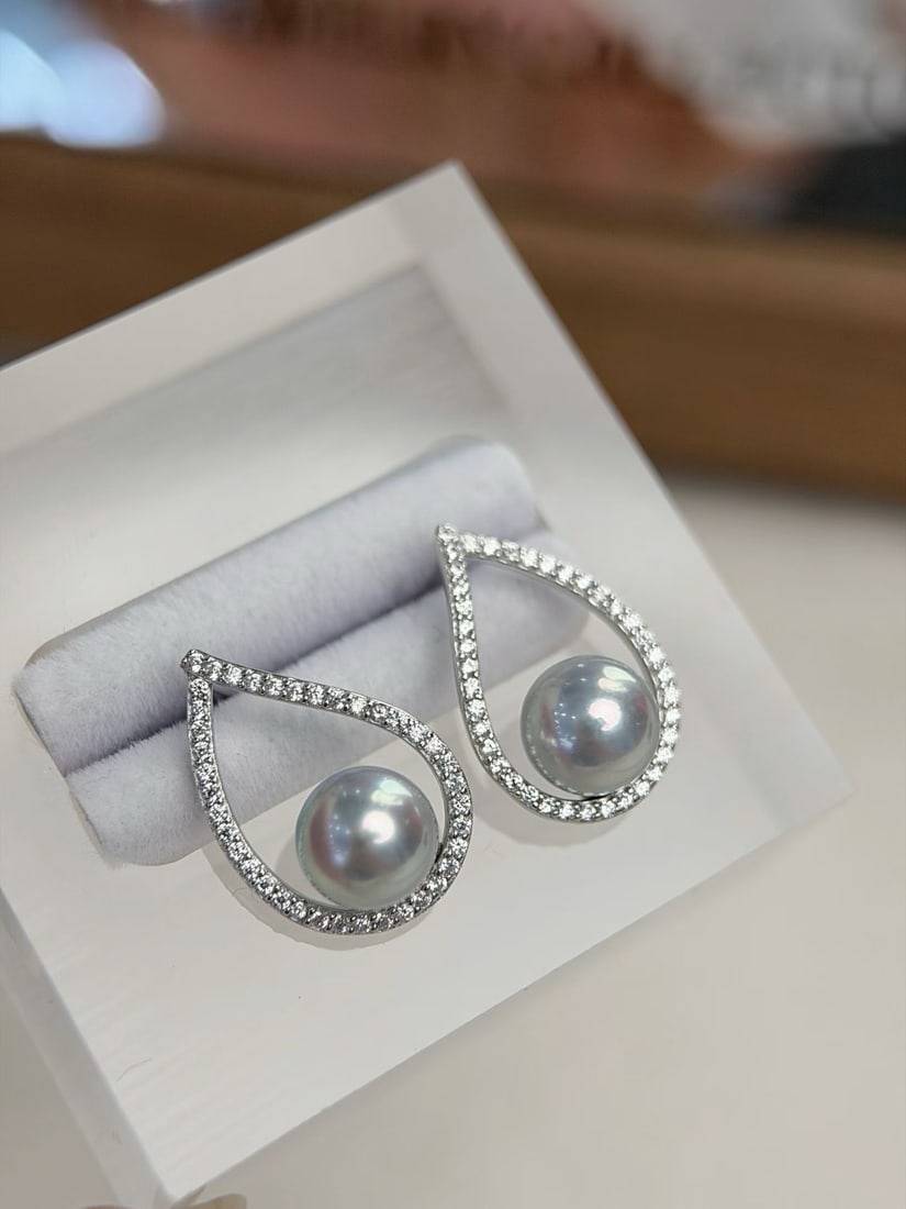 Natural Pearl Earrings: These earrings showcase the unique charm of pearls, with a silver-blue hue that adds a cool, sophisticated touch. The round and flawless surface of the pearls makes them an ideal choice for everyday w