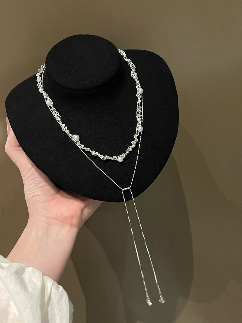 Natural Freshwater Pearl Necklace: This necklace features natural freshwater pearls with a diameter of 5-6mm, exuding an elegant aura. The irregular design adds a unique charm, suitable for various wearing styles. Freight: 1.Internatio
