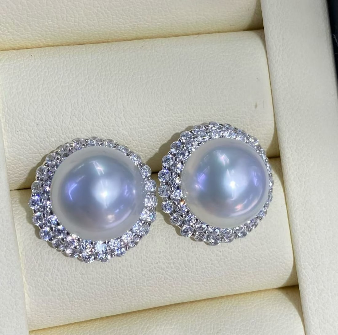 Australian White Pearl Earrings: These earrings feature 12-13mm nearly round flawless Australian white pearls, exhibiting a cool white tone with a fine and smooth aurora-like surface, exuding noble elegance. Freight: 1.International 