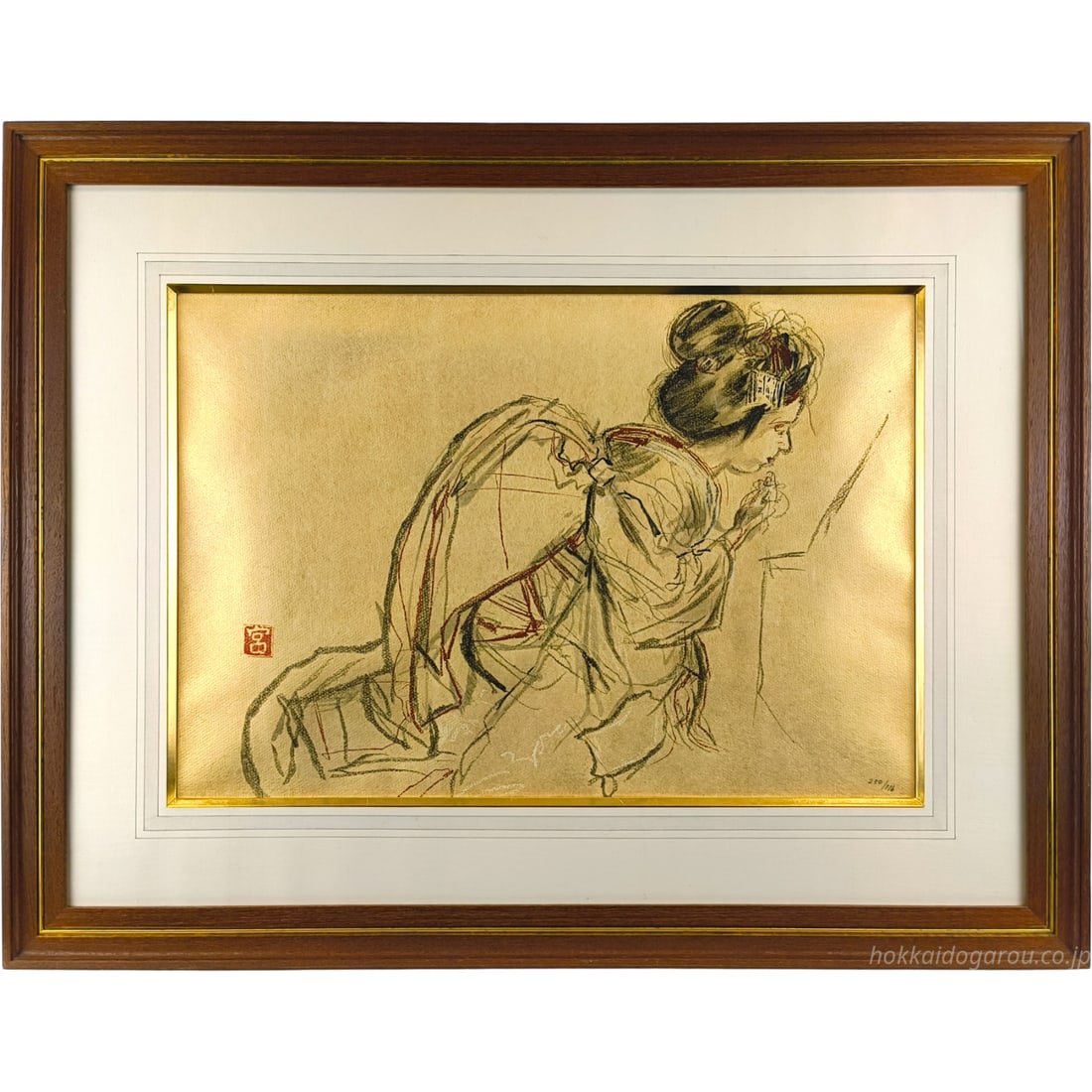 Miyamoto Saburo "Maiko 'Beni Sashi' no Zu" Woodblock Print: Title: MIYAMOTO Saburo "Maiko 'Applying Lipstick'" Woodblock Print Painting Description: The painting depicts a maiko applying lipstick in front of a dressing table, full of charm with a golden backgr