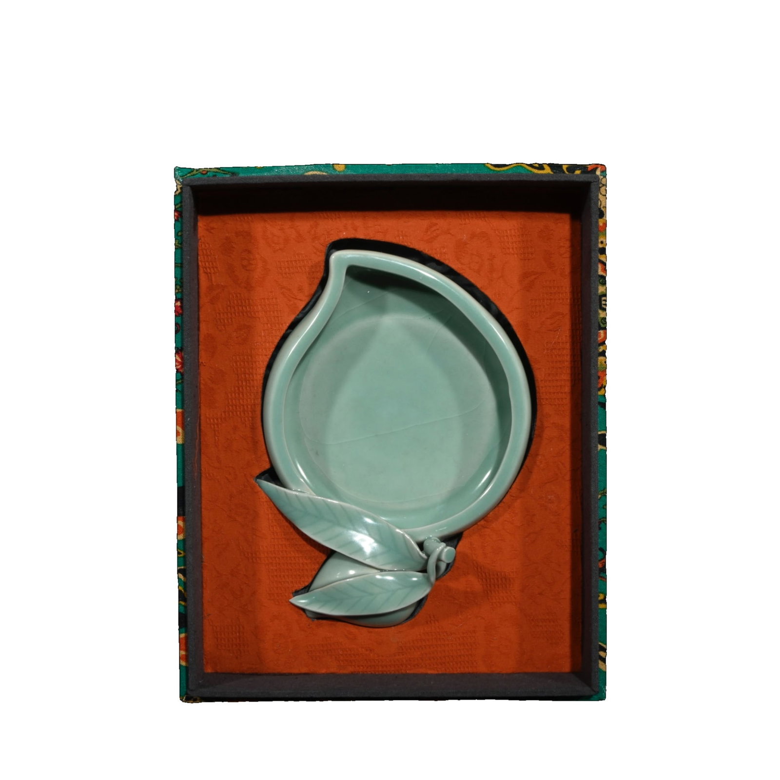 Song Dynasty Longquan Kiln Peach Wash: This Longquan kiln peach wash showcases a warm glaze and elegant shape, reflecting the exquisite craftsmanship and unique charm of Song Dynasty ceramics. The delicate patterns and smooth lines embody 