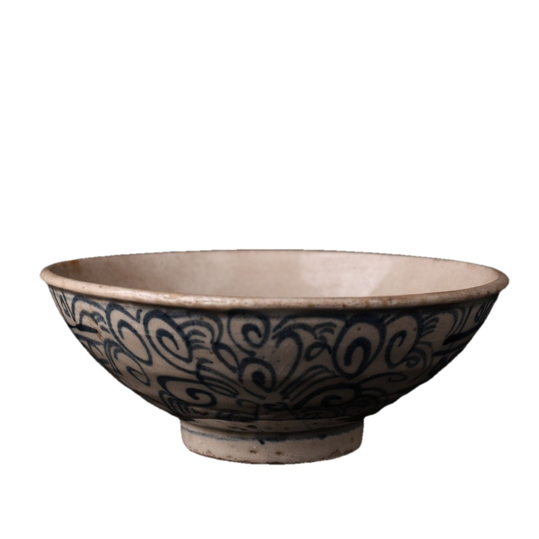 Late Qing Dynasty Blue and White Floral Double Happiness Pattern Open Bowl: This bowl is made in the late Qing Dynasty, featuring a combination of blue and white floral patterns and the double happiness motif, symbolizing good fortune and happiness. The open shape and smooth 