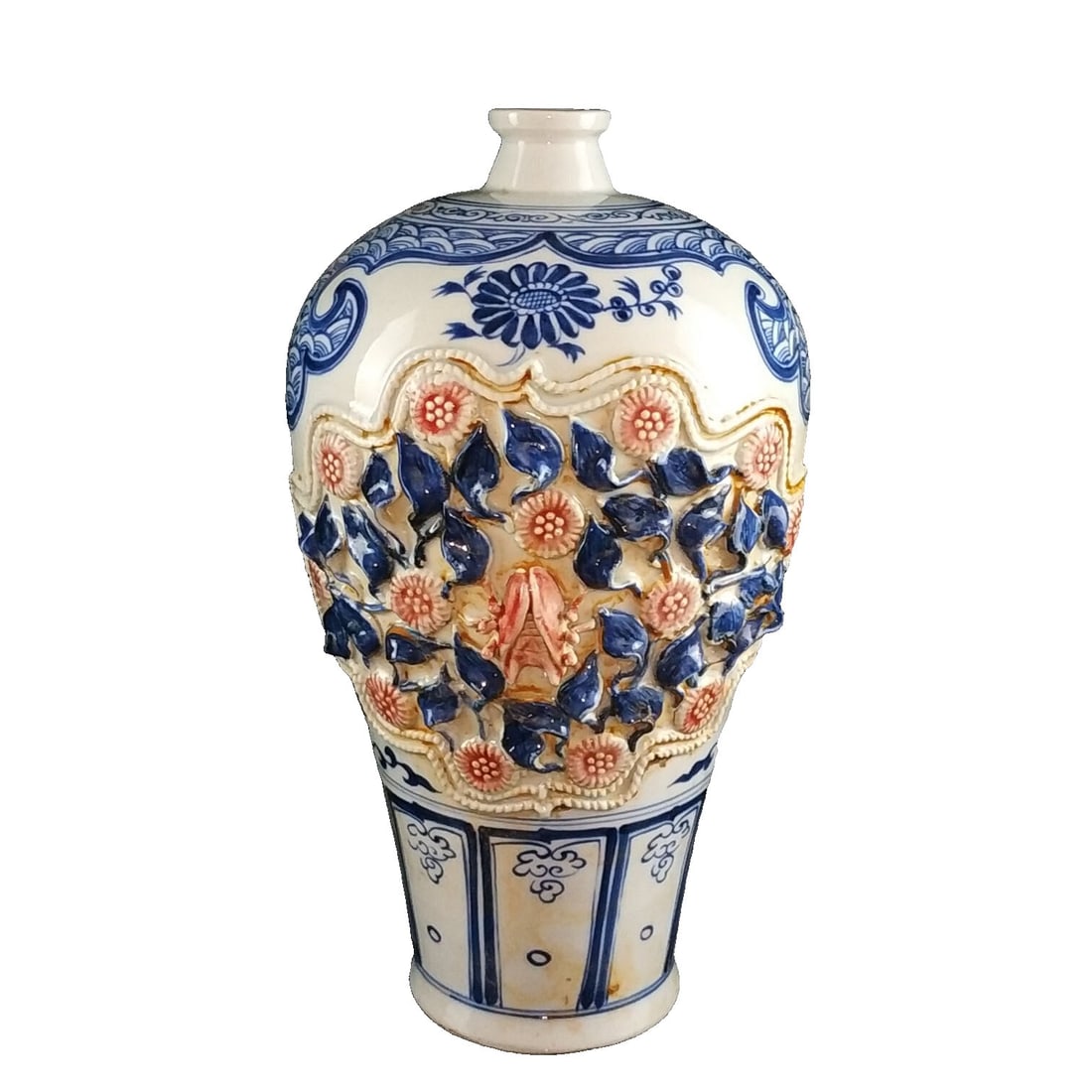 Yuan Dynasty Blue and White Glazed Red Flower Hand-Molded Plum Vase: This plum vase combines blue and white with red glaze, handcrafted to showcase the unique charm and exquisite craftsmanship of Yuan Dynasty ceramics. The floral patterns on the body are vivid and deli