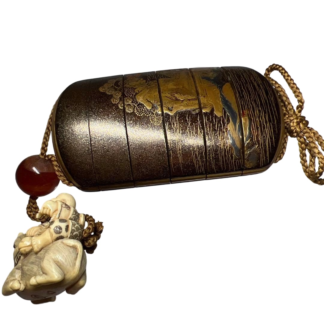 Edo Period Makie Six-Case Inro with Figure Netsuke, 89g: Edo Period Makie Six-Case Inro with Figure Netsuke, 89g Please understand the damage caused by discoloration and wear. Freight: 1.International Freight: Foreign shipping charges are determined by dest
