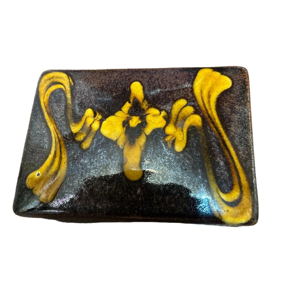Black and Yellow Decoration (1 of 6)