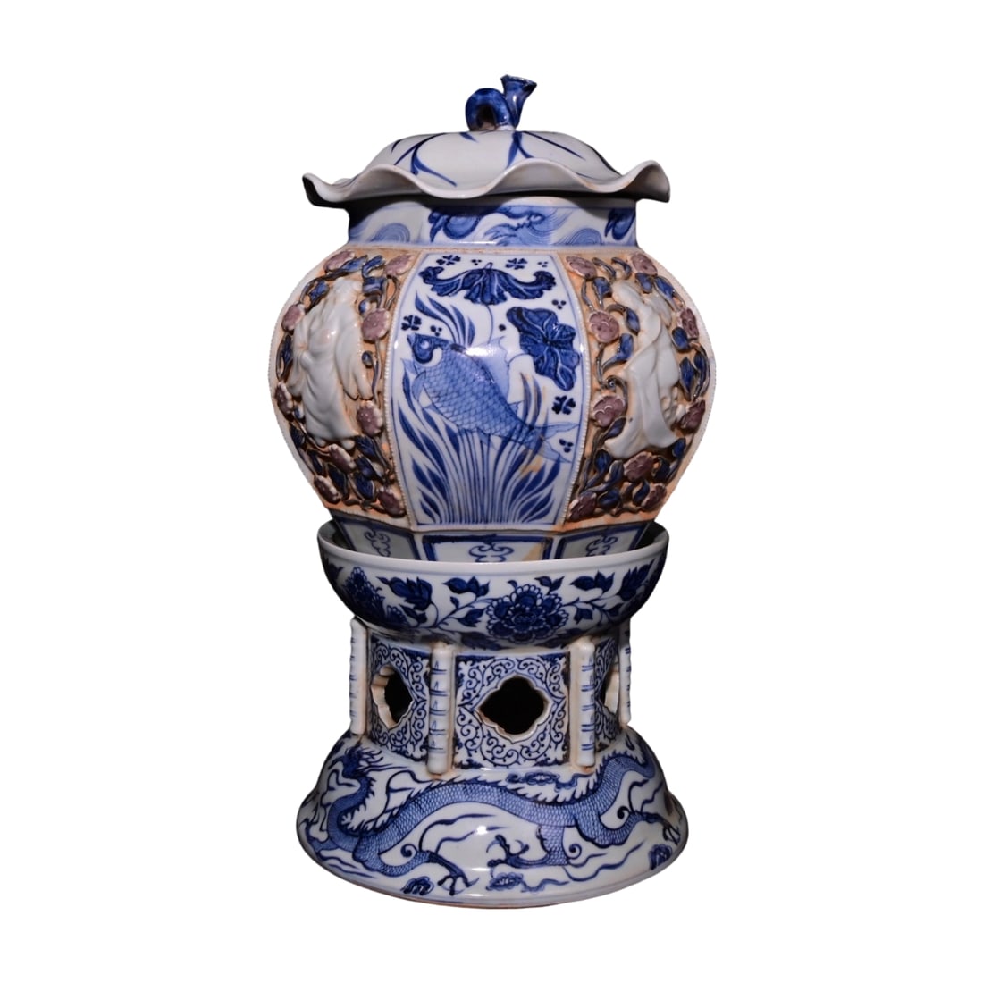 Yuan Dynasty Blue and White Glazed Red Decoration Eight Immortals Pattern Fishweed Lotus Leaf: This covered jar is exquisitely crafted with blue and white glaze and red decoration, vividly showcasing the Eight Immortals through the technique of flower modeling. The base is adorned with fishweed