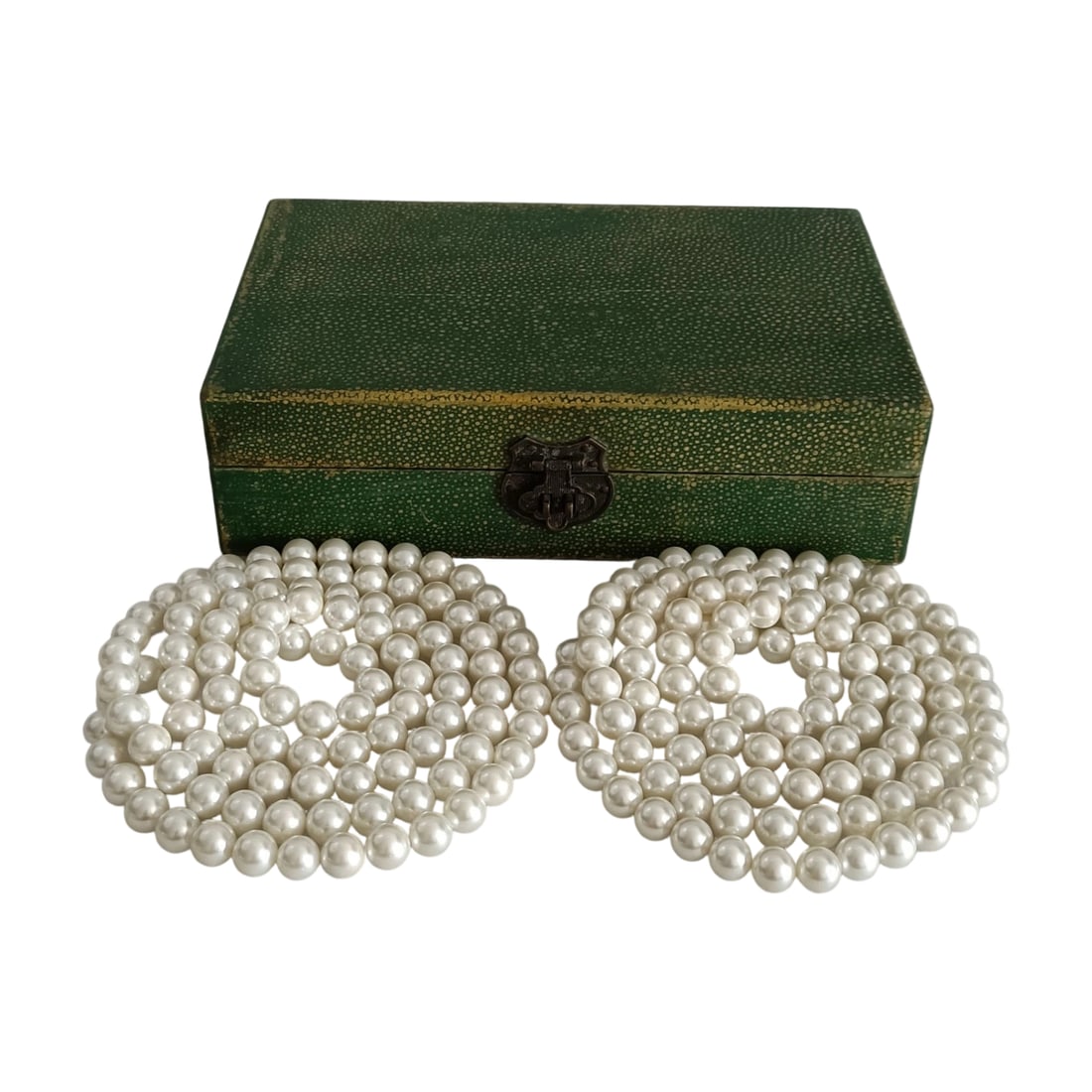 Modern Pearl Prayer Beads: This pearl prayer beads consist of two strands, each with 108 beads, with a diameter of 1.3 cm. They are well-preserved and in superb condition, accompanied by a shark leather box. Freight: