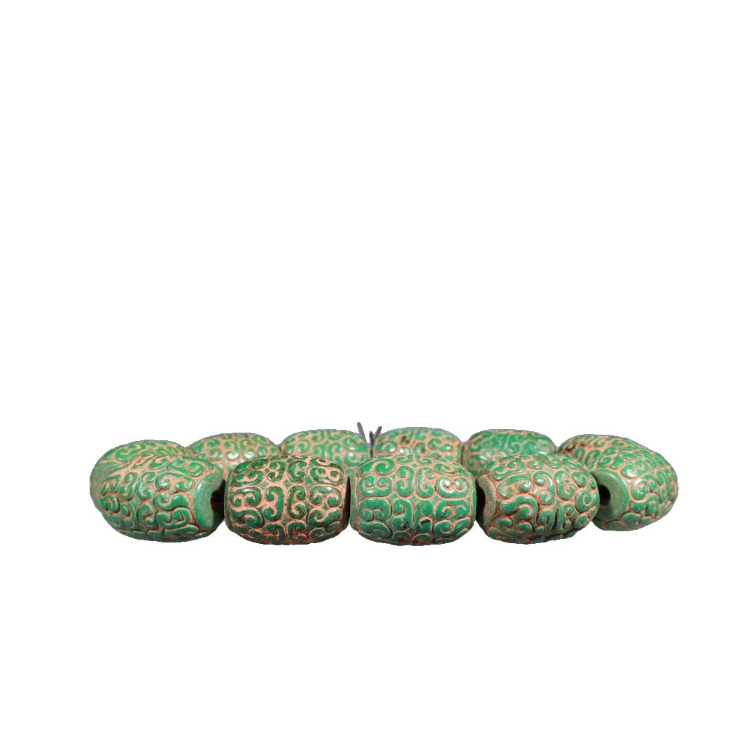 Warring States Han Dynasty High Porcelain Turquoise Round Carved Cloud Pattern Barrel Bead Bracelet: This bracelet is made of high porcelain turquoise, featuring a round carved cloud pattern design. The exquisite craftsmanship reflects the unique aesthetics and craftsmanship of the Warring States Han
