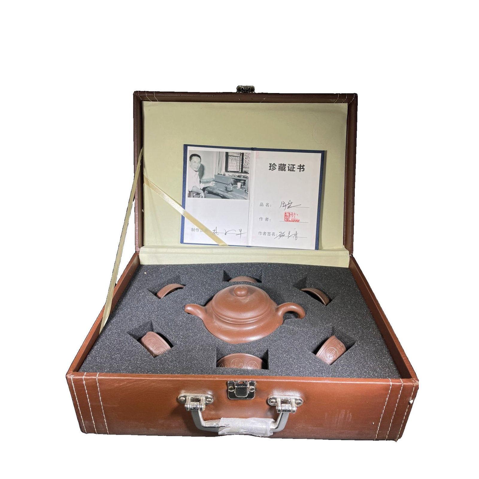 Zisha Teapot Set: This set is crafted by the renowned Zisha artist Gu Jingzhou, with a clear mark that reflects his exquisite craftsmanship and profound cultural heritage. With a capacity of 400cc and a well-designed s