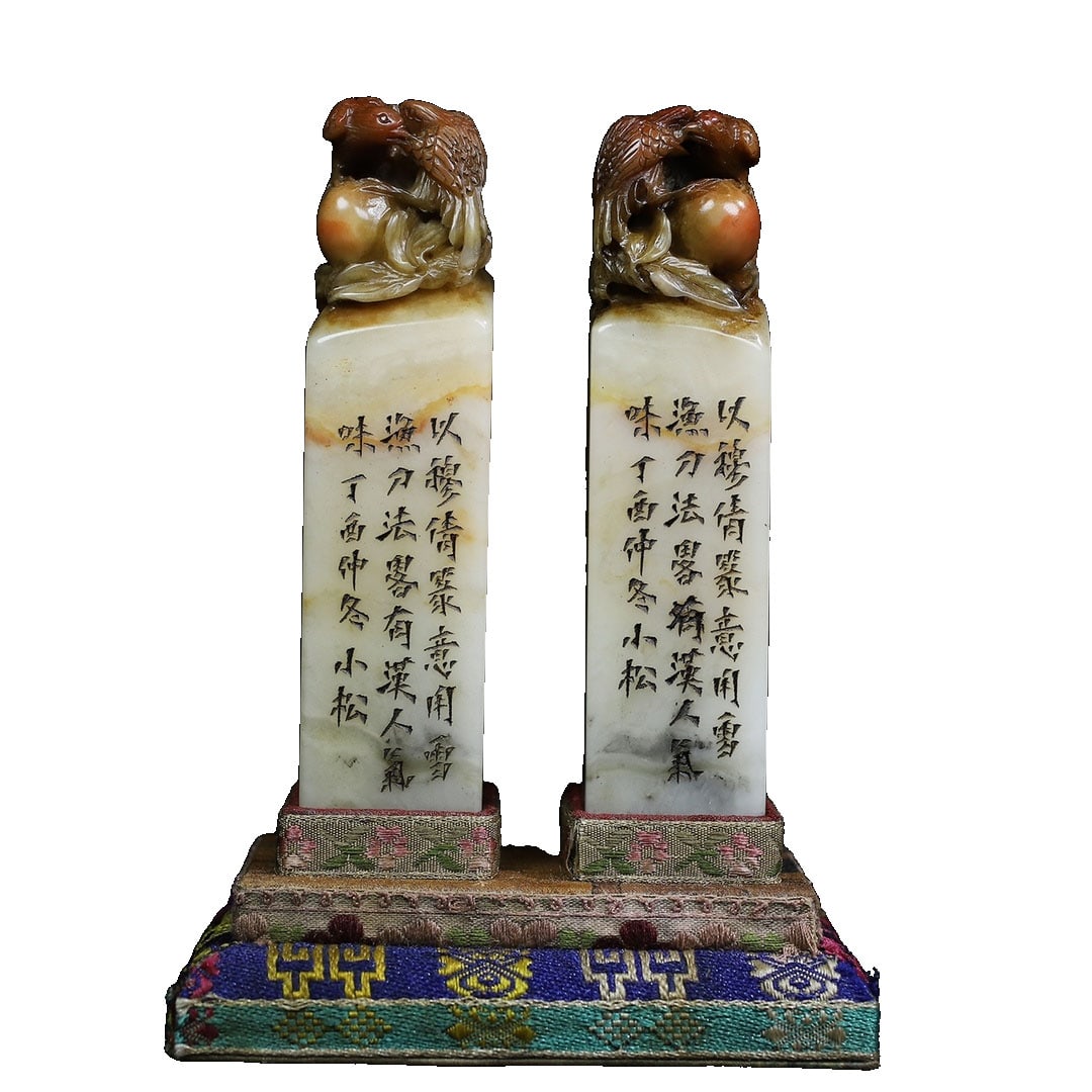 Shoushan Stone Double Longevity Pattern Magpie and Peach Seal: This set of seals is carved from Shoushan stone, featuring vivid patterns that symbolize good fortune, reflecting the profound heritage of traditional culture. The overall craftsmanship of the seals