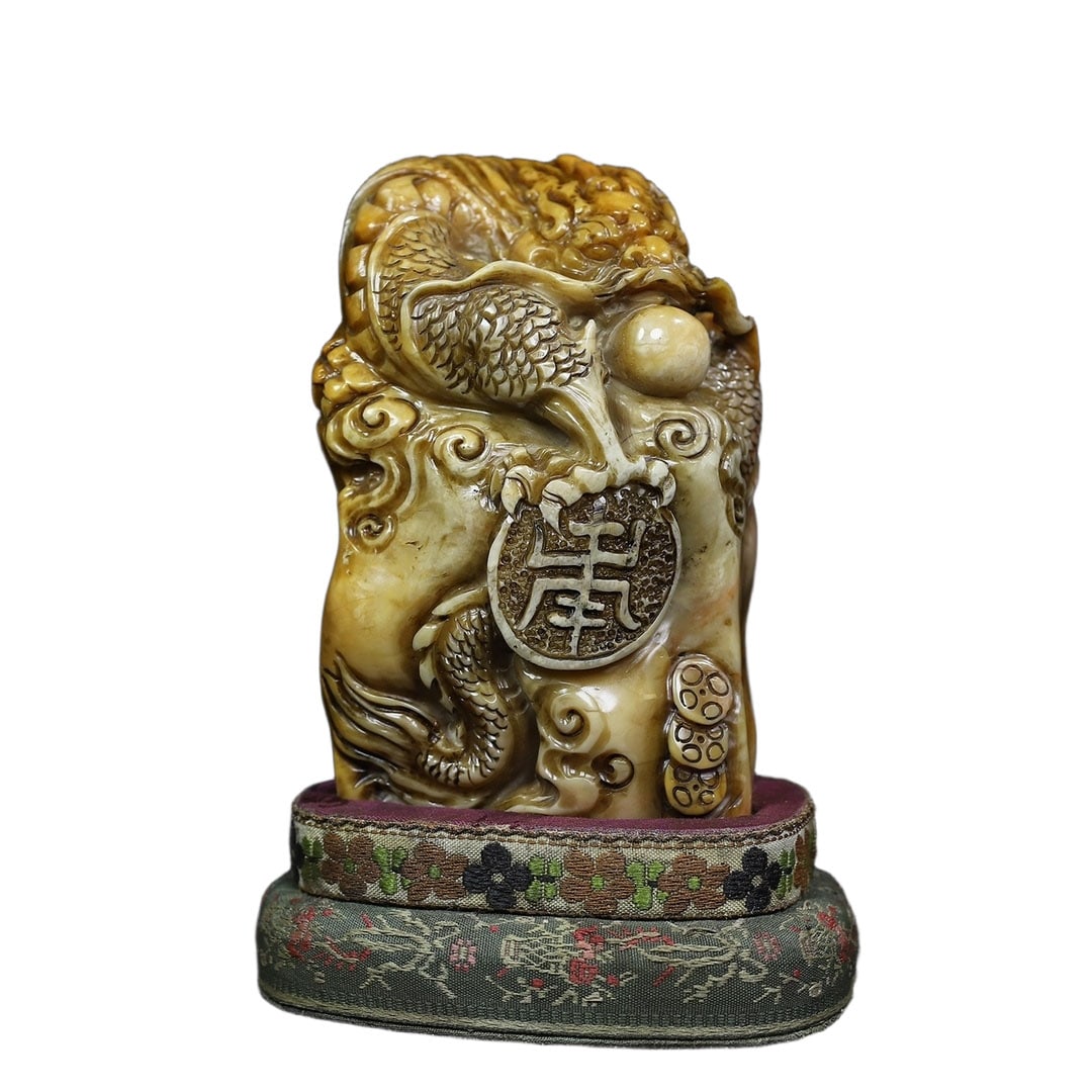 Shoushan Stone Auspicious Dragon Seal: This seal is carved from Shoushan stone, featuring an auspicious dragon design symbolizing good fortune. The exquisite craftsmanship and smooth lines reflect the artistic charm of traditional seals.