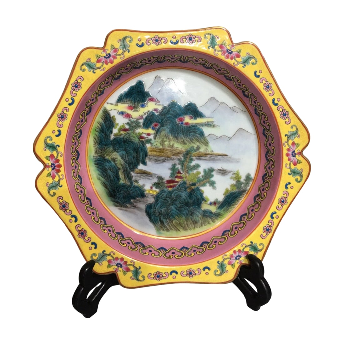 Qing Dynasty Enamel Color Gilded Plate: This plate was made during the Qing Dynasty, Yongzheng period, featuring exquisite enamel color craftsmanship with delicate gilding and rich colors, showcasing high artistic value and collectible pote